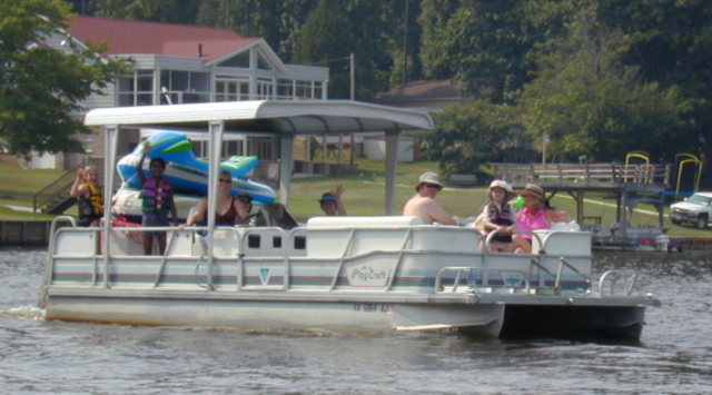 Pontoon boat